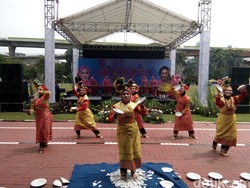 Melihat Ibu-ibu Bhayangkari Menari Tari Piring di Bazar Hari Kesatuan Gerak