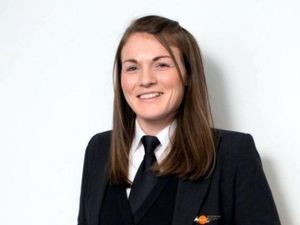 Cewek Cantik Ini, Kapten Pilot Penerbangan Komersil Termuda di Dunia