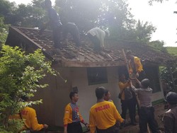 Puluhan Polisi Berjibaku Bedah Gubuk Milik Ocih di Cadas Gantung Bandung