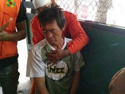 Pasukan Oranye Nyaris Tenggelam di Kali Ciliwung Depan WTC Mangga Dua