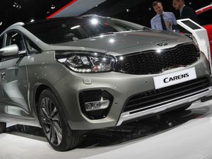 KIA Segarkan Tampilan Carens