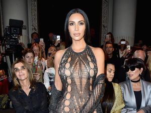 Chrissy Teigen Rela Rahimnya Dipinjam Kim Kardashian