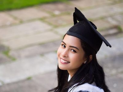 Wajah Bahagia Maudy Ayunda Lulus di Oxford