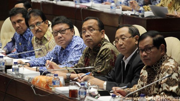 Komisi II Gelar Rapat Dengar Pendapat Bersama Menteri