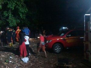 Bocah SD Tiba-tiba Lompat dari Atas Motor dan Tercebur di Kali Pesanggrahan