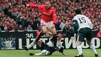 Kalau ada pemain yang punya peran besar atas dominasi Manchester United di tahun-tahun awal Premeier League, maka Eric Cabtona adalah sosoknya. Terlepas dari kontroversi dan arogansinya, Cantona punya empat gelar Premier League, plus 70 gol dan 56 assist dari 156 penampilan. (AFP PHOTO / GERRY PENNY)