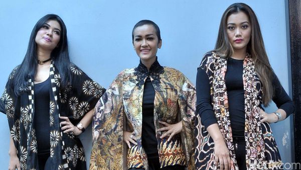 Julia Perez dan Dua Adiknya Kompak Berbatik