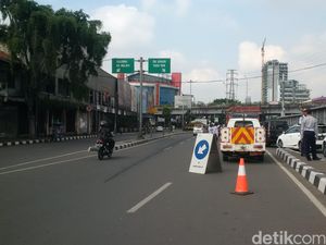 Penutupan Perlintasan KA Senen, Petugas Lebarkan Jalur Underpass Kurangi Macet Penutupan Perlintasan KA Senen, Petugas Lebarkan Jalur Underpass Kurangi Macet