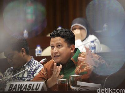 Bawaslu dan KPU Rapat Dengar Pendapat Dengan Komisi II