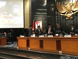 Sepayung Berdua, Ahok-Djarot Hadiri Paripurna Perubahan APBD di DPRD DKI