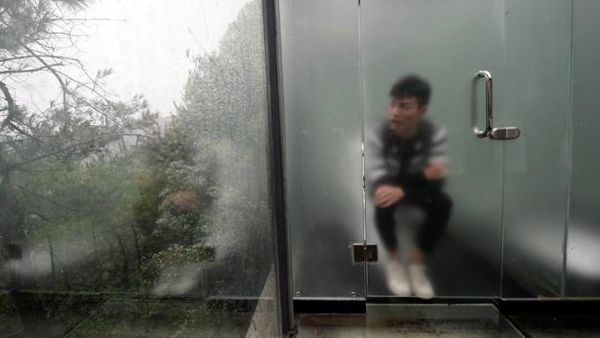 Penampakan Toilet Transparan Tengah Hutan di China