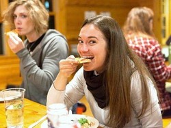 Orang Dewasa Juga Bisa Berkemah dengan Tema Pizza Ini