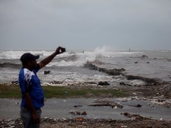 Topan Matthew Bergerak ke AS, KJRI New York Imbau WNI Waspada