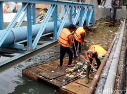 Risiko Pasukan Oranye Pembersih Sungai: Kena Beling hingga Tenggelam