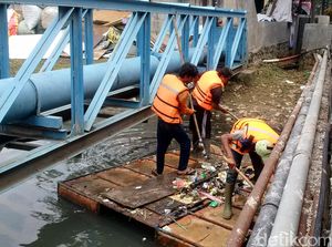 Risiko Pasukan Oranye Pembersih Sungai: Kena Beling hingga Tenggelam Risiko Pasukan Oranye Pembersih Sungai: Kena Beling hingga Tenggelam