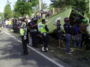 Diduga Rem Blong, Bis Jurusan Sukabumi – Cirebon Masuk Parit Diduga Rem Blong, Bis Jurusan Sukabumi – Cirebon Masuk Parit
