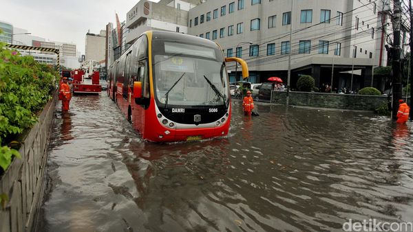 Jalan Trunojoyo Terendam Banjir