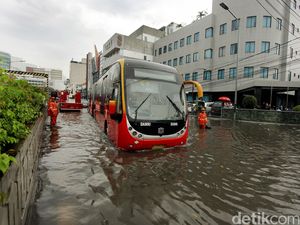Jalan Trunojoyo Terendam Banjir