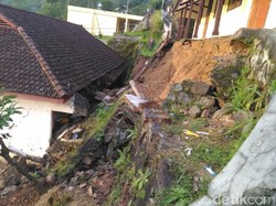 Bangunan Sekolah Rusak Diterjang Longsor
