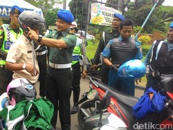 Sambut HUT TNI, Denpom Jaya Beri Hadiah Prajurit yang Patuh Berkendara