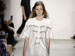 Tren Fashion 2017, T-Shirt Seperti Ini Ditampilkan Michael Kors Sampai Dior