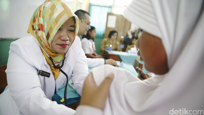 Menkes Nila Djuwita Farid bareng  Wagub DKI Djarot menggelar Bulan Imunisasi Anak Sekolah. Vaksin tersebut untuk wujudkan Indonesia bebas kanker serviks. Saat digelar di SDN 11 Pagi, Lubang Buaya, Jakarta Timur, Selasa (4/10/2016).