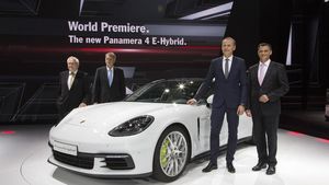 Porsche Kenalkan Panamera 4 E-Hybrid di Paris