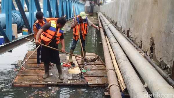 Melihat Pasukan Oranye Membersihkan Sungai