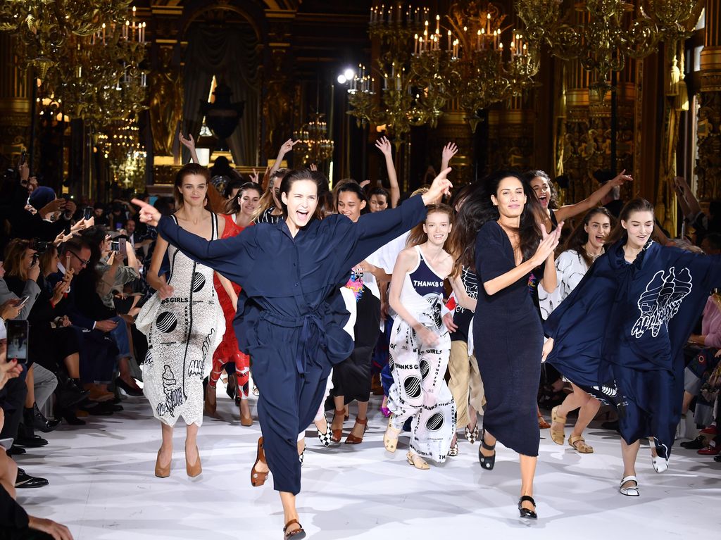 Stella McCartney Tutup Show dengan Flashmob di Paris Fashion Week Stella McCartney Tutup Show dengan Flashmob di Paris Fashion Week