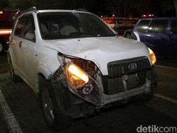 Dua Mobil Rusak Akibat Ledakan Mesin Air di RS Siloam Makassar