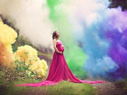 Enam Kali Keguguruan, Ibu Ini Rayakan Kehamilannya dengan Foto Dramatis