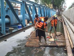 Melihat Kerja Pasukan Oranye Jadi Garda Depan Pembersih Sungai