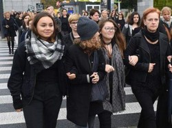 Perempuan Polandia Mogok Kerja Menentang Larangan Total Aborsi