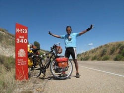 Tak Punya Uang, Paimo Naik Sepeda Keliling Dunia