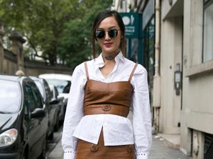 Cara Pakai Kemeja Putih Agar Lebih Stylish Seperti yang Sedang Tren di Paris