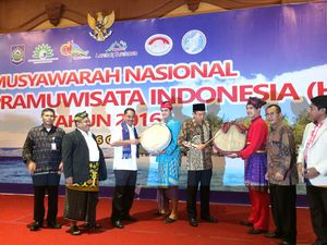 Buka Munas HPI di Lombok, Menpar Minta Pemandu Wisata Lebih Jago Lagi