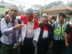 Bak Pahlawan, Pembakar Kantor Kejati Jabar Disambut Pendukungnya