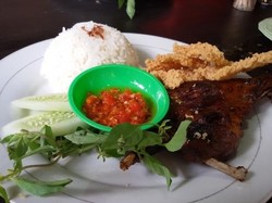 Enaknya Malam Ini Makan Bebek Bakar Plus Sambal Pedas Menyengat