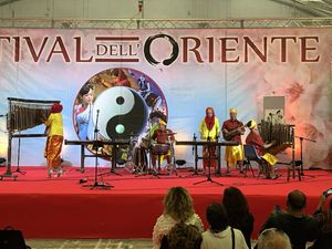 Suguhkan Lagu Daerah dengan Angklung, Seniman Indonesia Pukau Warga Italia