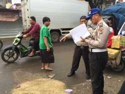 Tergelincir Akibat Jalan Licin di Cakung, Pemotor Tewas Terlindas Truk