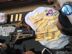 Wujud Keris Pusaka, Emas Palsu, dan 4 Koper Uang Asing di Rumah Najmiah