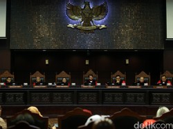 Kala Hakim Konstitusi dan Ahli Perdebatkan Hukum dan Moral di Sidang Asusila