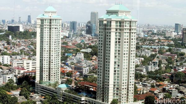 Pemukiman Padat Dihimpit Pencakar Langit