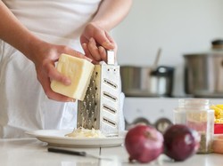 Selain untuk Memarut Keju, Parutan Ini Juga Bisa untuk Memarut Bahan Ini