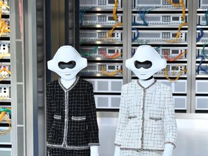Chanel Kirim Robot sebagai Model di Fashion Show Paris Fashion Week