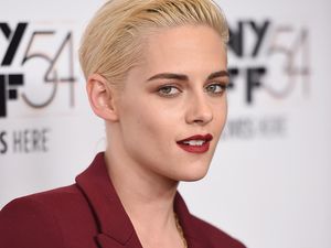 Foto: Gaya Kristen Stewart yang Makin Maskulin dengan Jas & Rambut Pirang