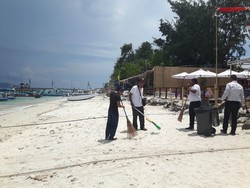 Ratusan Pemandu Wisata Bersih-bersih di Gili Trawangan