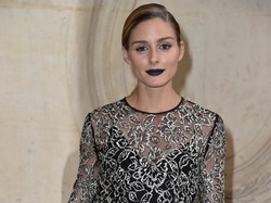 Datang ke Paris Fashion Week, Olivia Palermo Pakai Lipstik Ungu & Biru