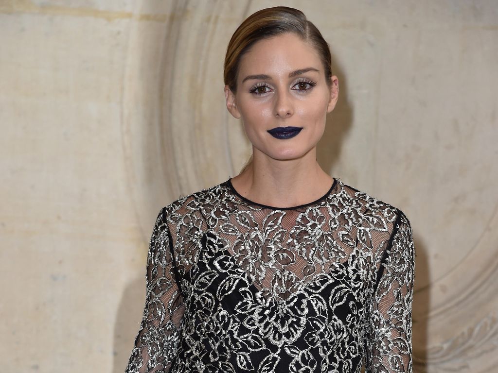 Datang ke Paris Fashion Week, Olivia Palermo Pakai Lipstik Ungu & Biru Datang ke Paris Fashion Week, Olivia Palermo Pakai Lipstik Ungu & Biru