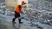Pasukan Oranye Berjibaku Bersihkan Sampah